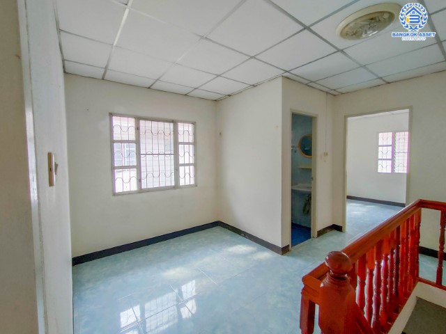 *****ทาวน์เฮ้าส์มือสองย่านนนทบุรี ม.พระปิ่น2 ติด ถ.บรมราชชนนี เนื้อที่กว้างถึง 25.5 ตร.ว. ฟังก์ชัน 2 ห้องนอน 2 ห้องน้ำ 1 ที่จอดรถ บ้านพร้อมอยู่ ข้างบ้านมีพื้นที่ บนทำเลดี เดินทางสะดวก เชื่อมต่อถ.พุทธมณฑลสาย2, ถ.กาญจนาภิเษก ใกล้ม.มหิดล และทางด่วน "ศรีรัช" จองด่วน!